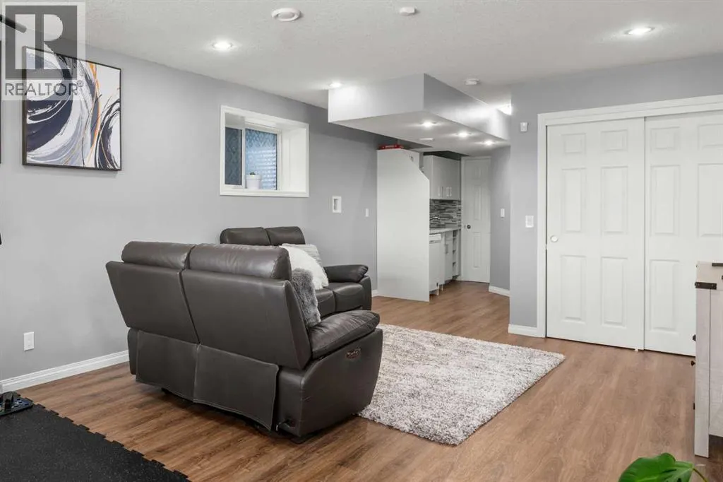 353 Windrow Crescent SW