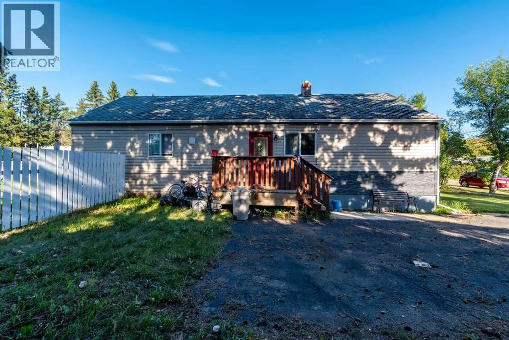 116 1 Avenue W