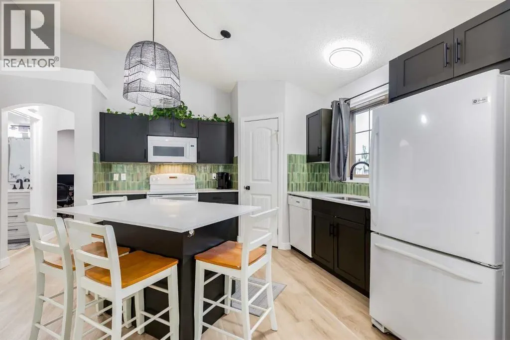 201, 11 Everridge Square SW