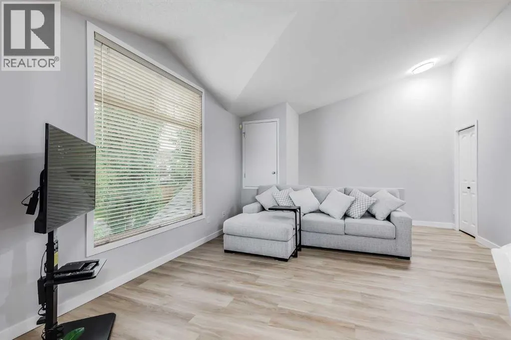 201, 11 Everridge Square SW