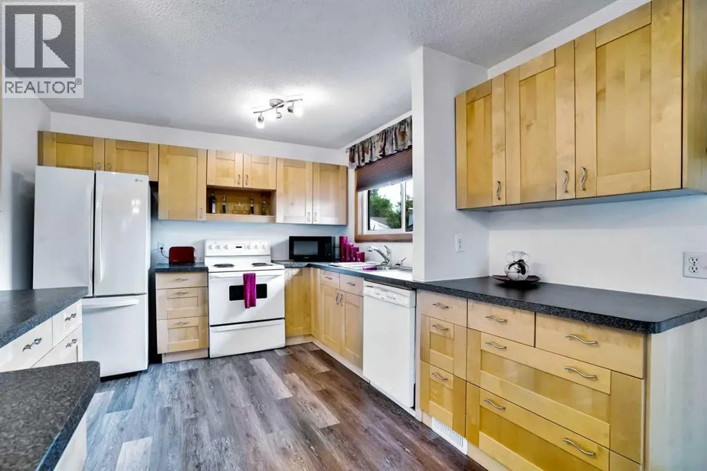 16 Rundleson Way NE
