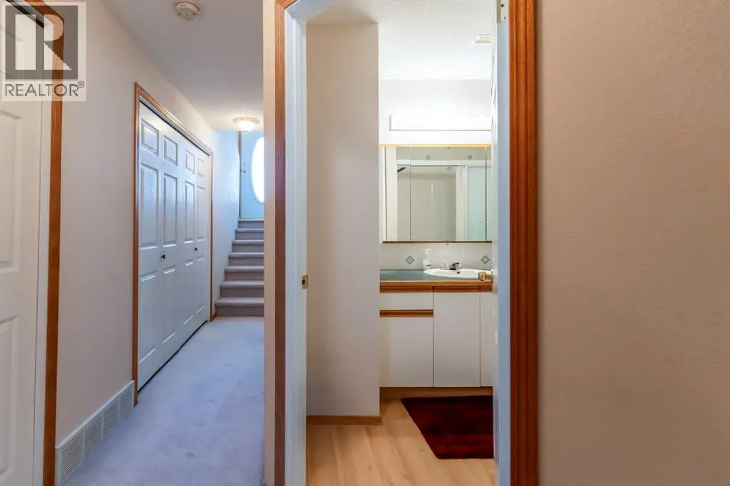 4 St James Place N