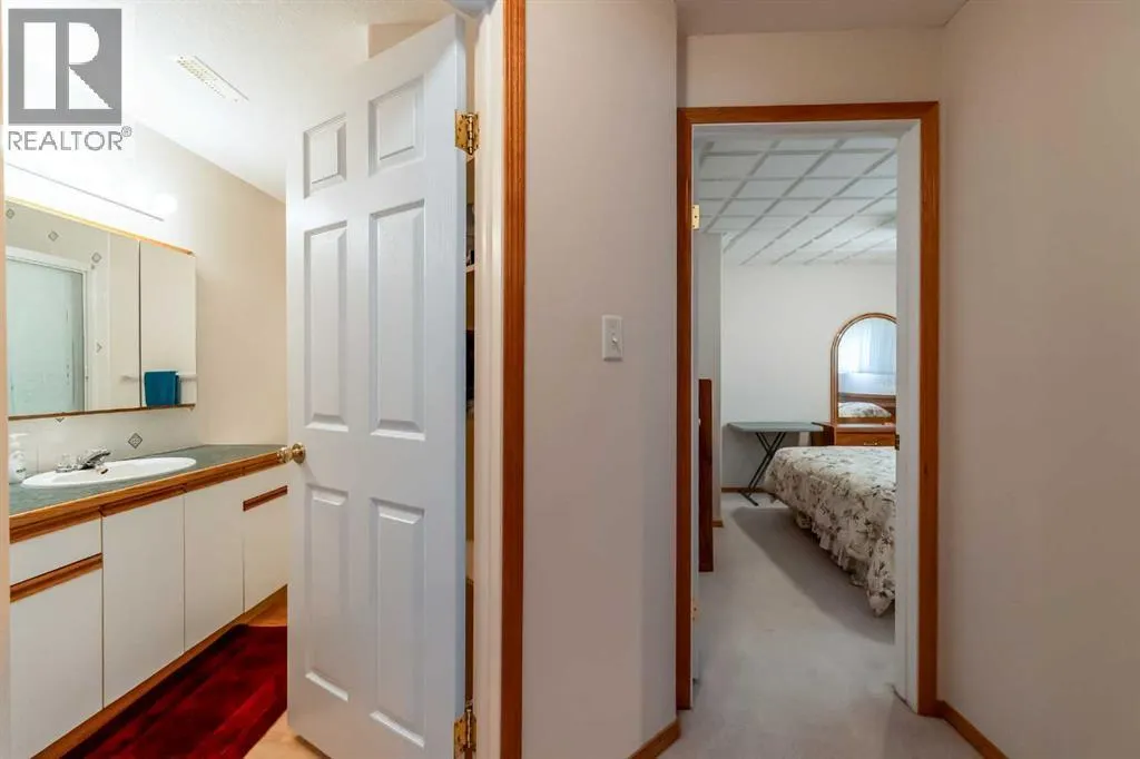 4 St James Place N