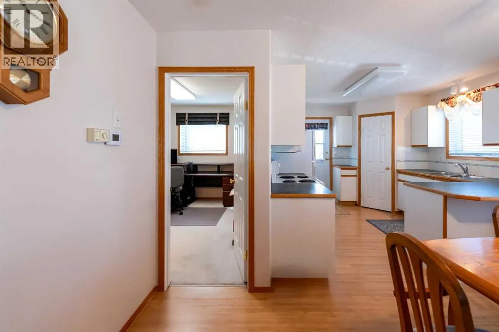 4 St James Place N