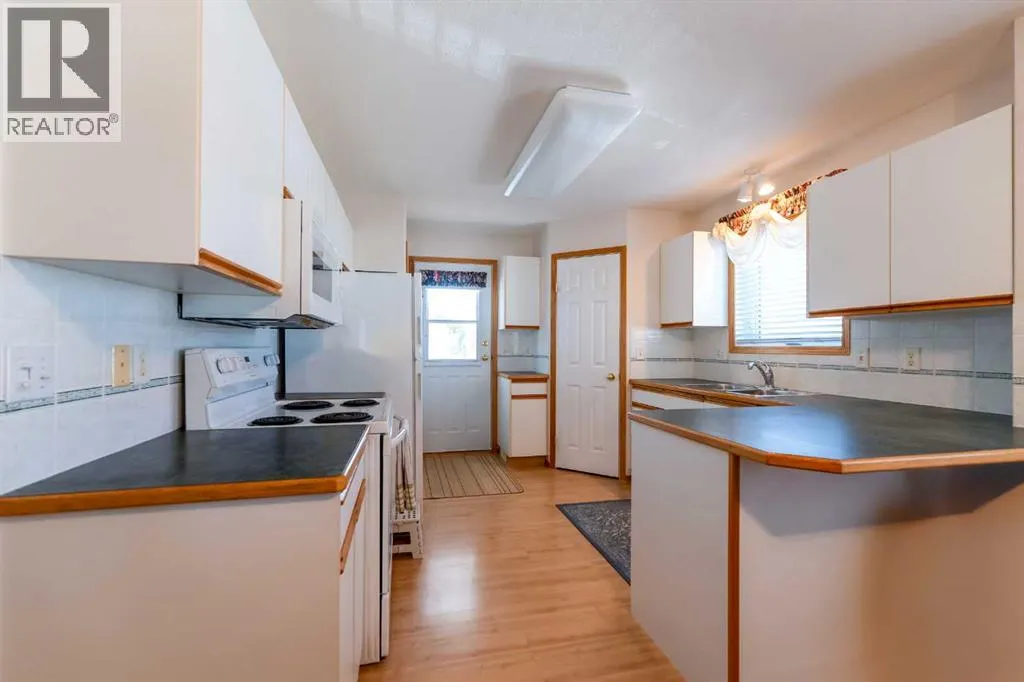 4 St James Place N