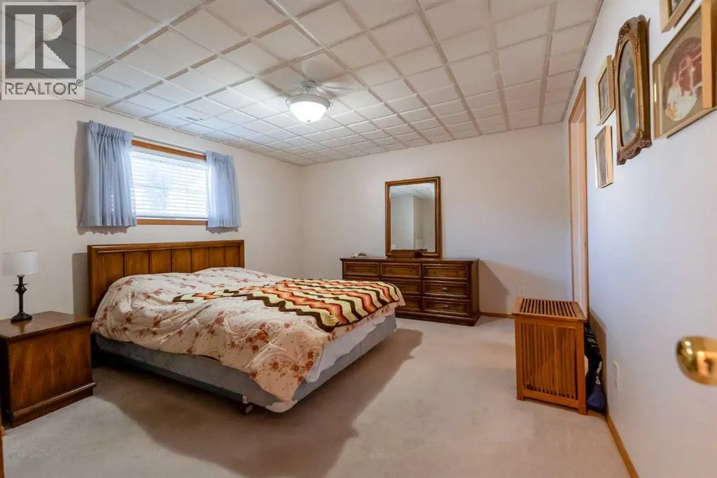 4 St James Place N