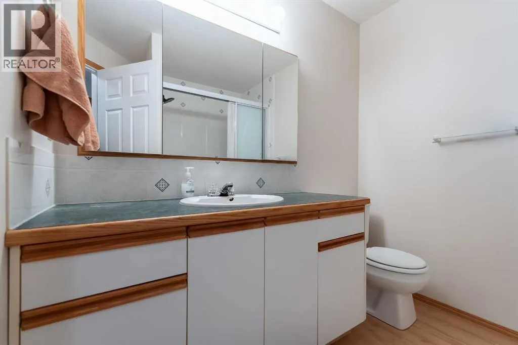 4 St James Place N