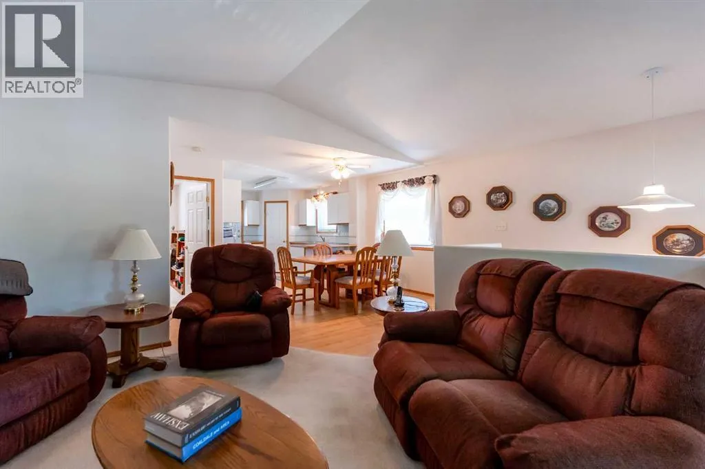 4 St James Place N