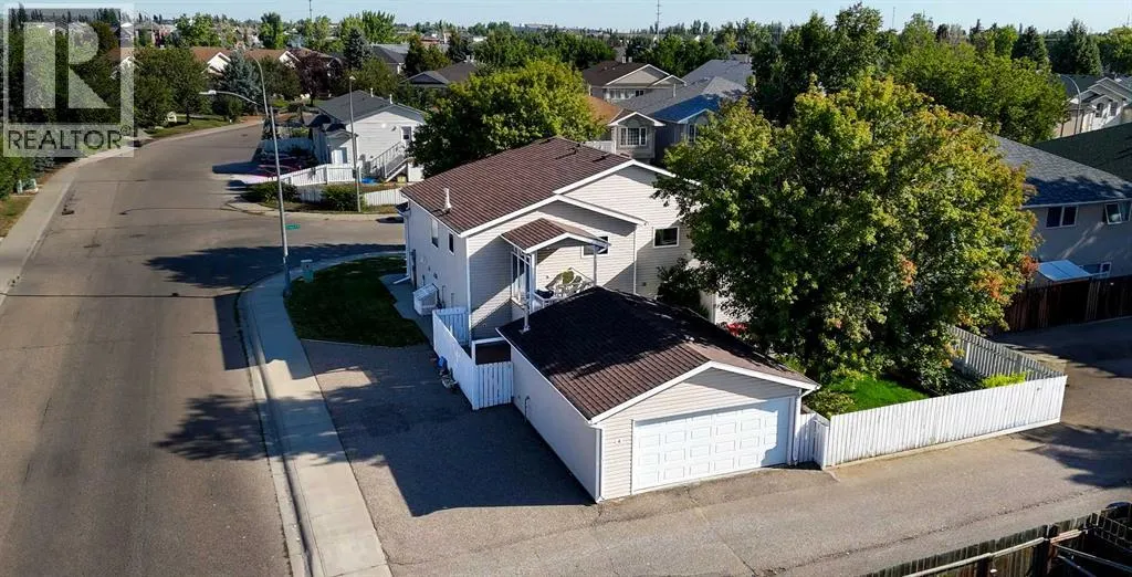 4 St James Place N