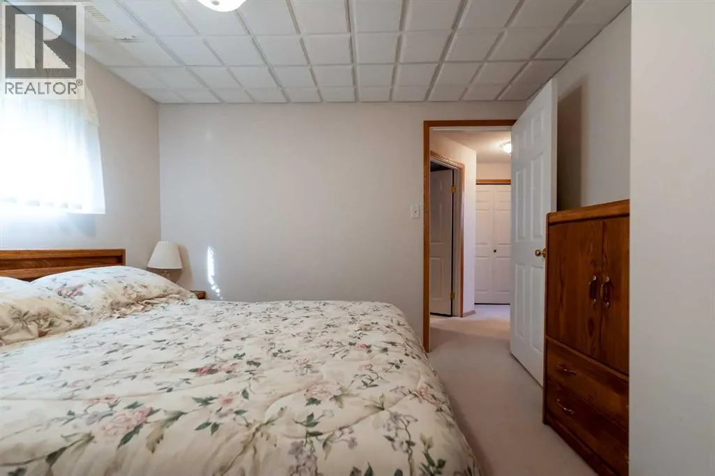4 St James Place N