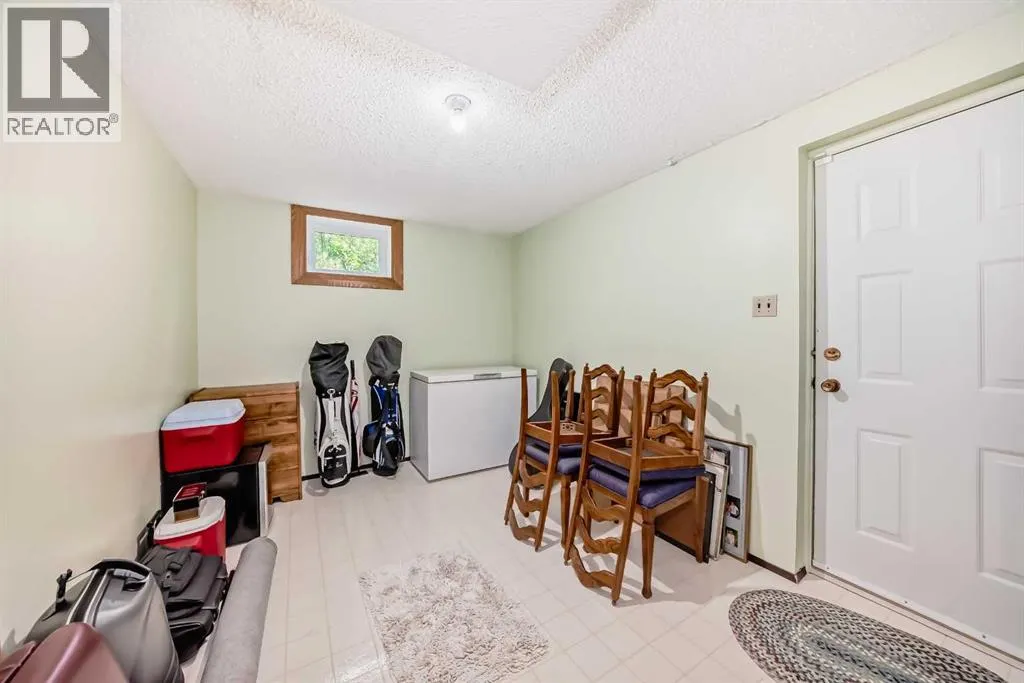 3919 39 Street Close