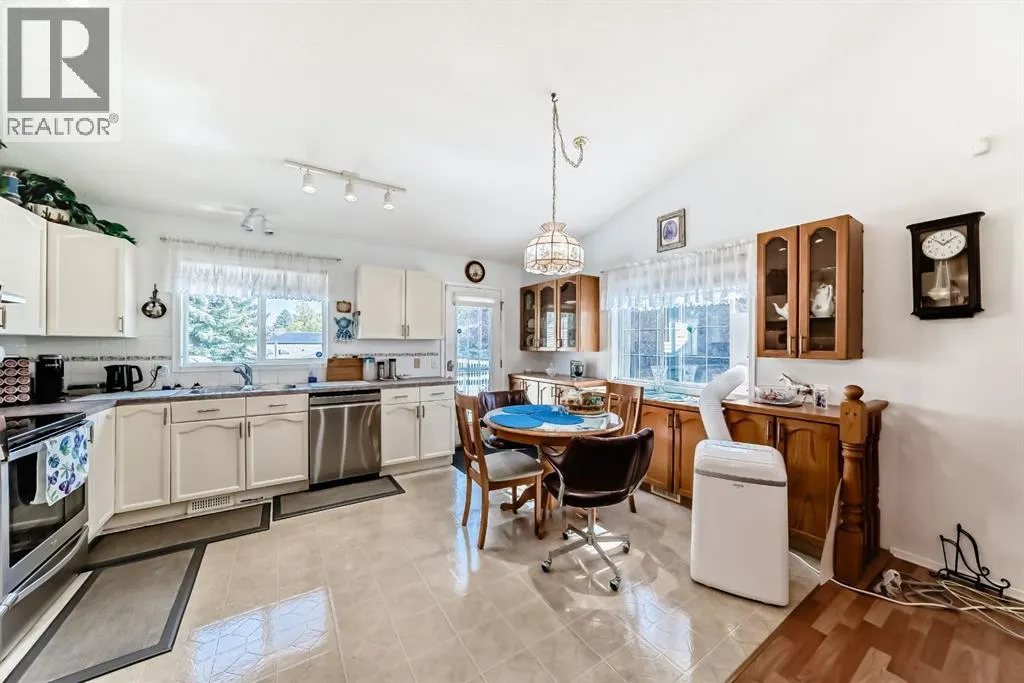 21 Strathmore Lakes Way