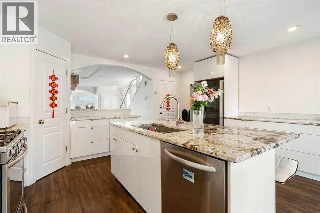 5503 Strathcona Hill SW