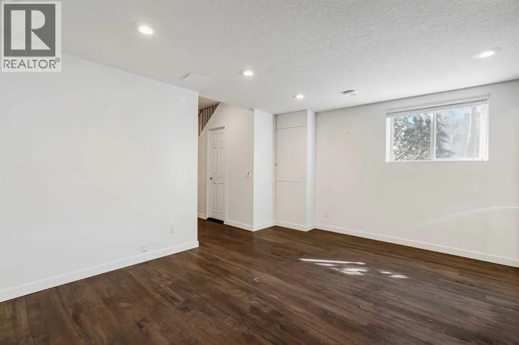 5503 Strathcona Hill SW