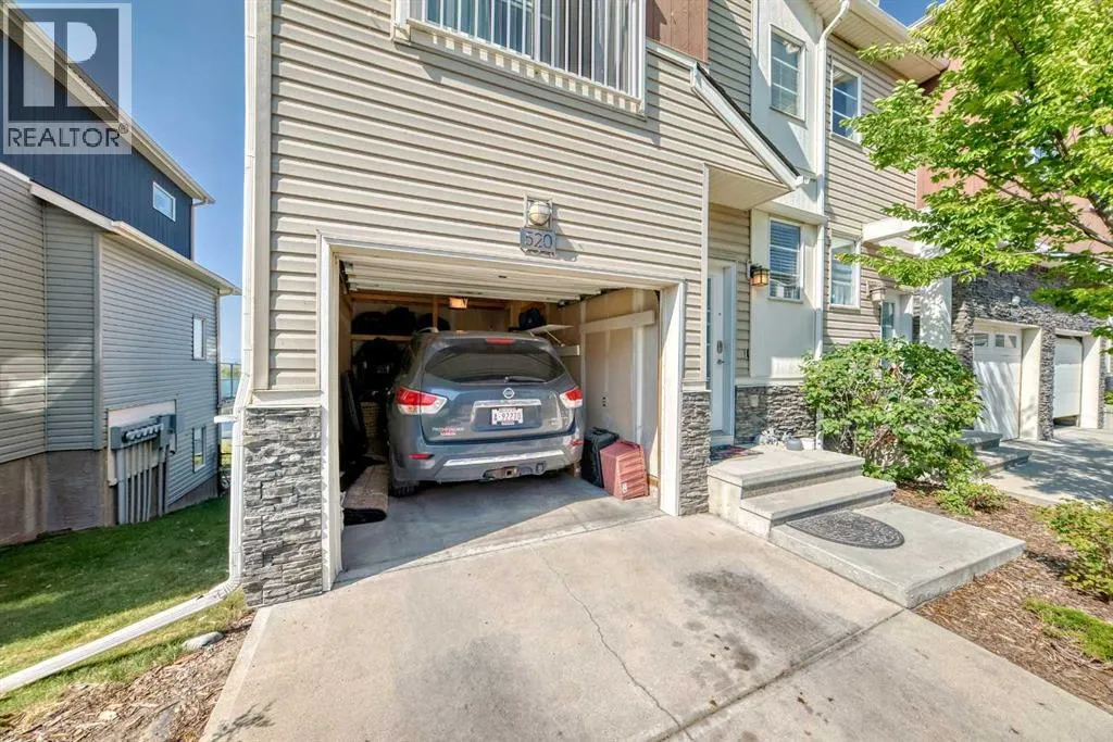 520 Redstone View NE