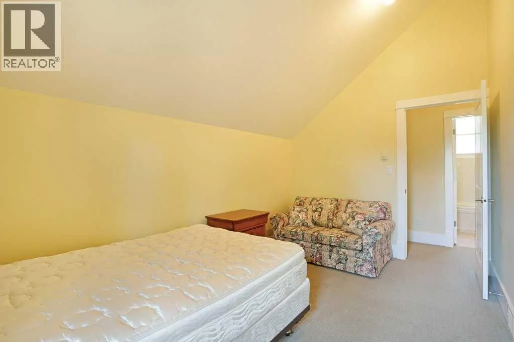 1024 Cassils Road W