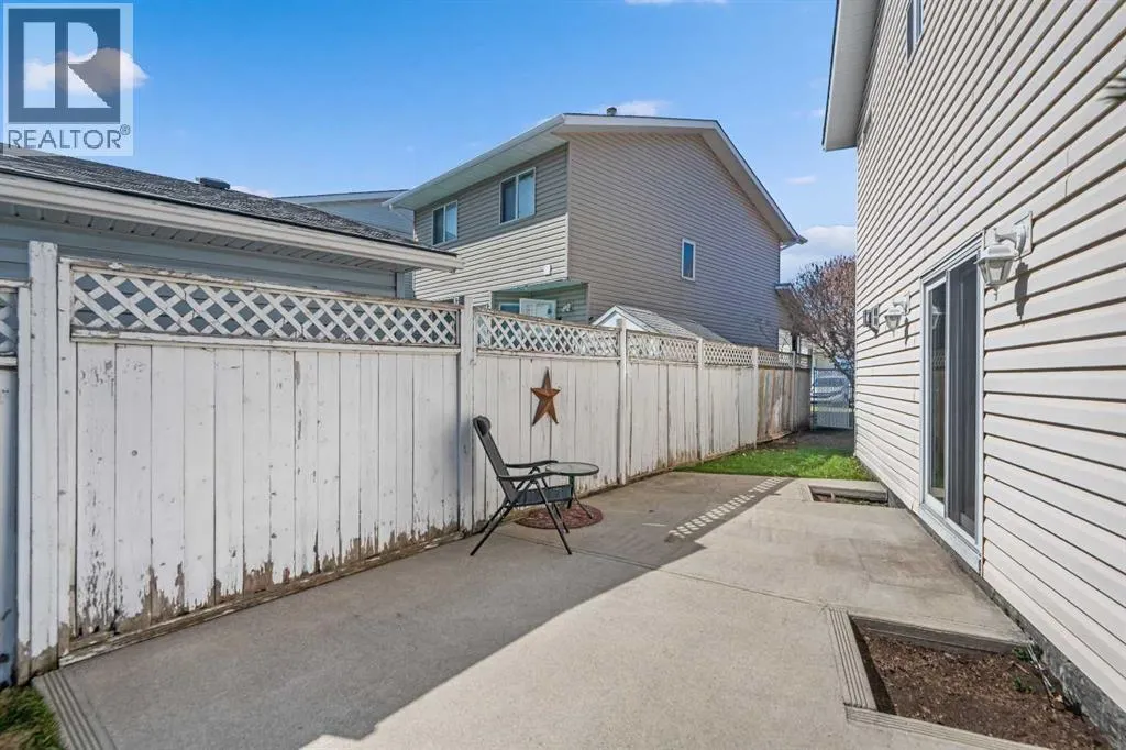 45 Costa Mesa Close NE