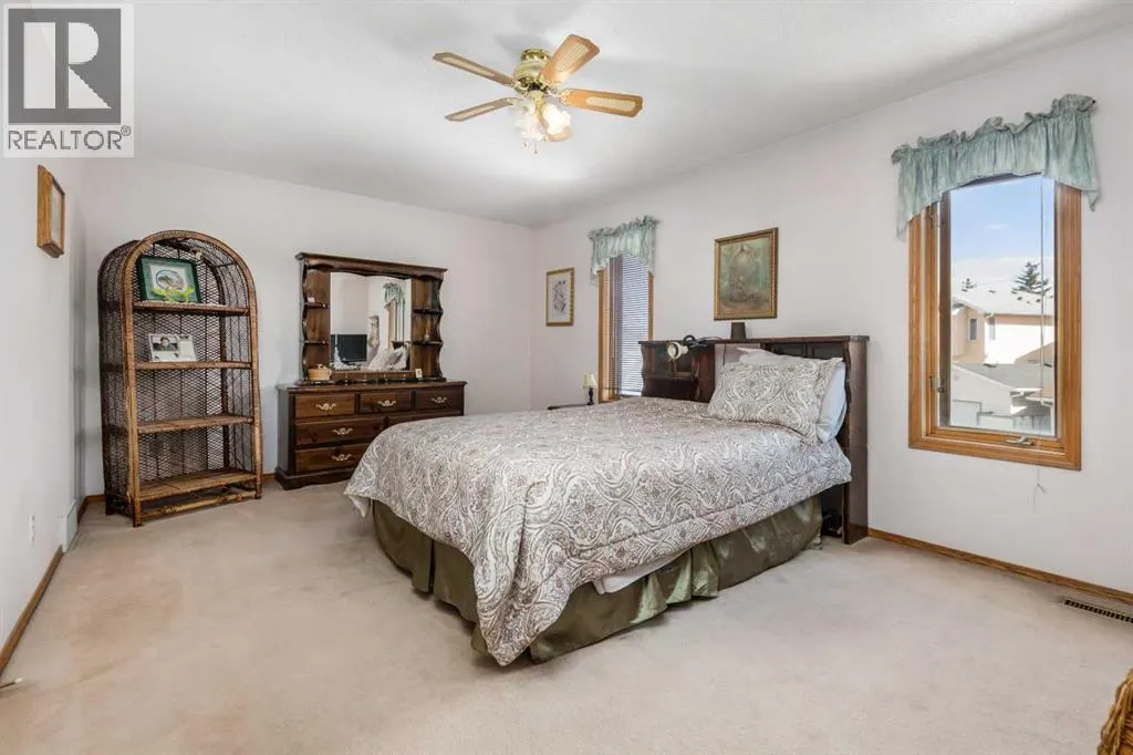 45 Costa Mesa Close NE