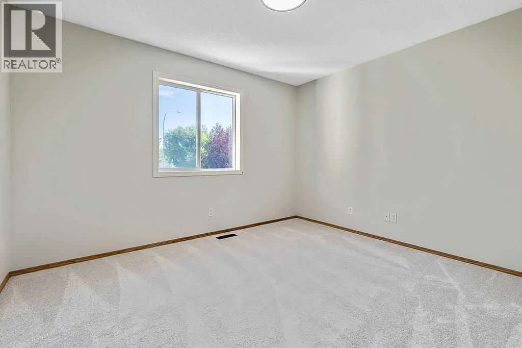 14 Crystalridge Bay