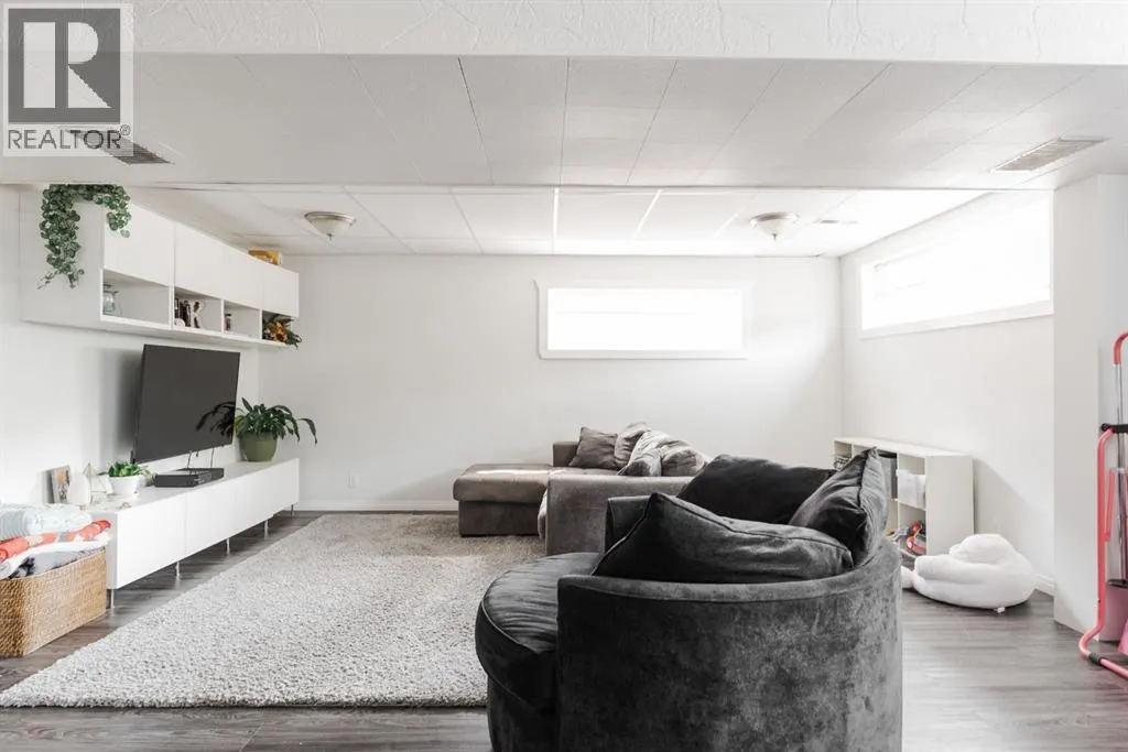 213 Ermine Crescent