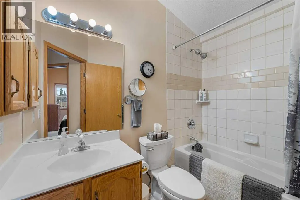 228 Douglas Ridge Close SE