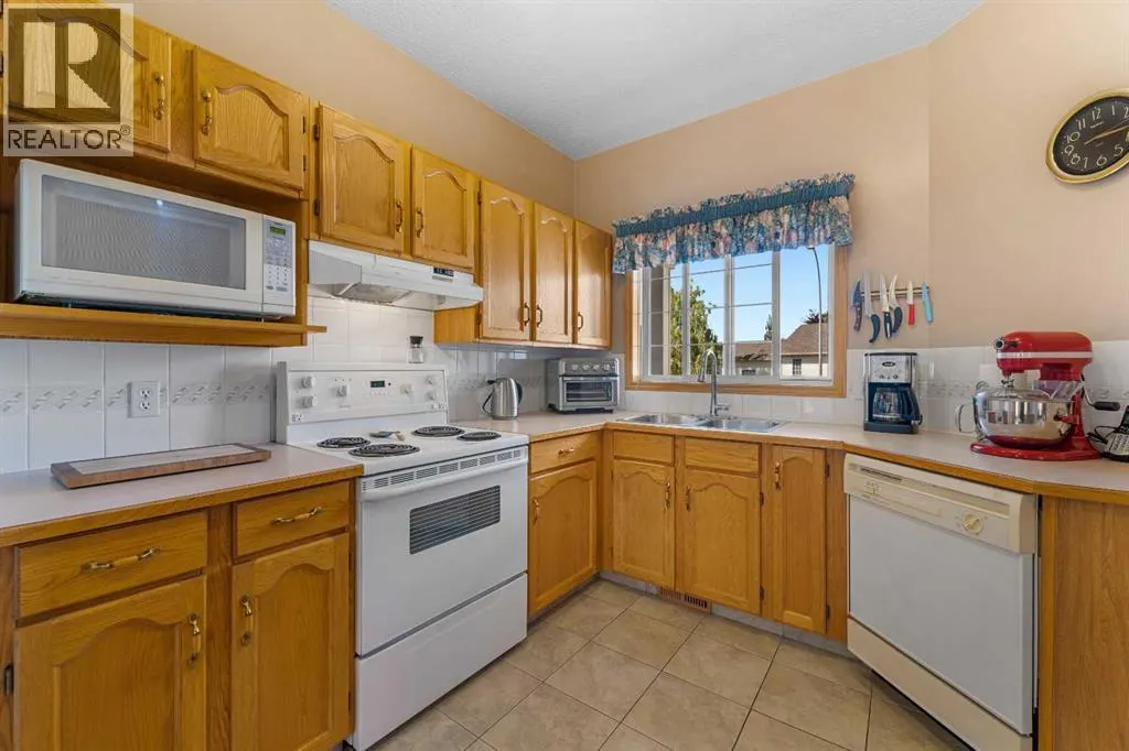 228 Douglas Ridge Close SE