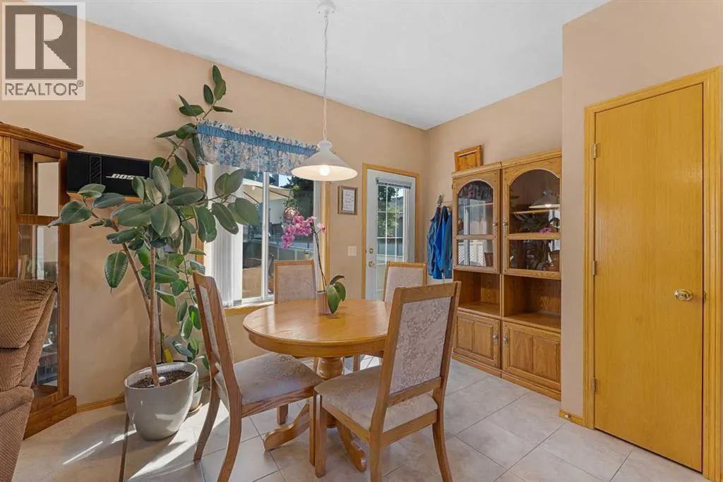 228 Douglas Ridge Close SE