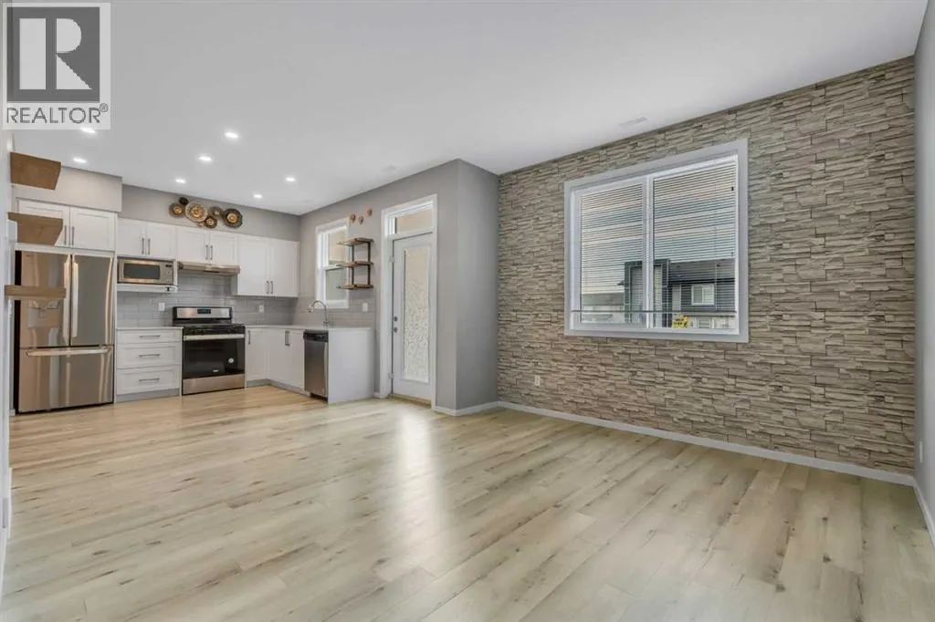 203, 140 Redstone Walk NE