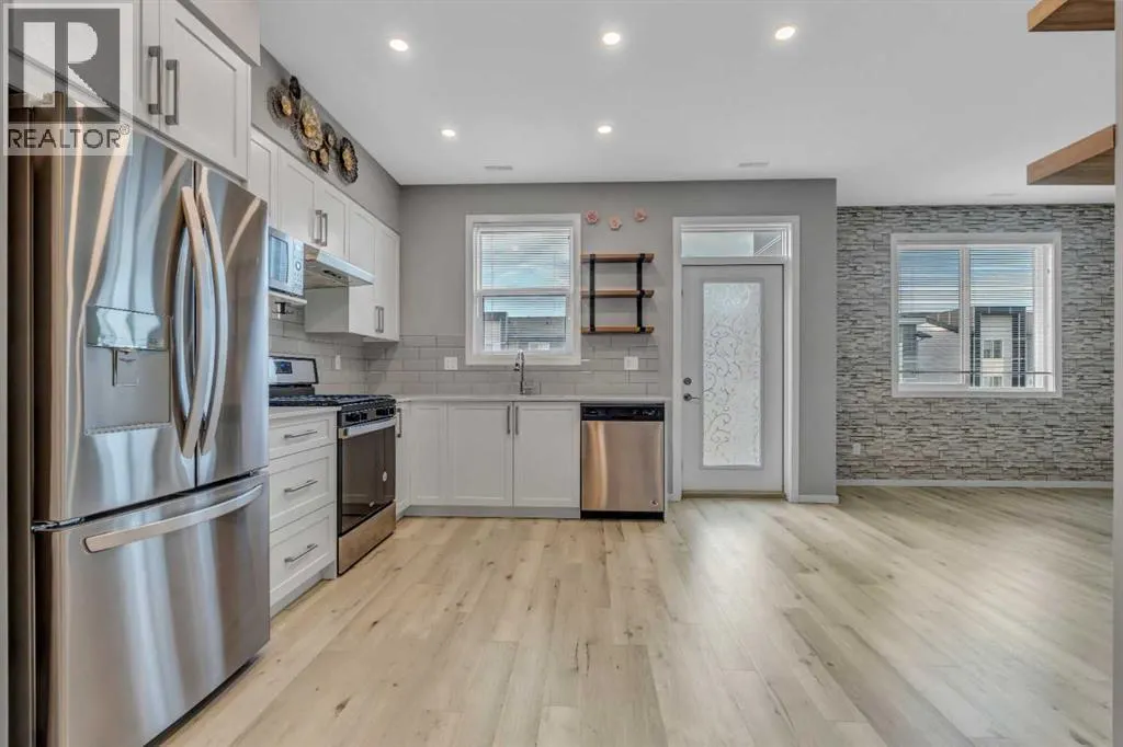 203, 140 Redstone Walk NE