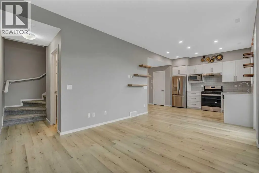203, 140 Redstone Walk NE