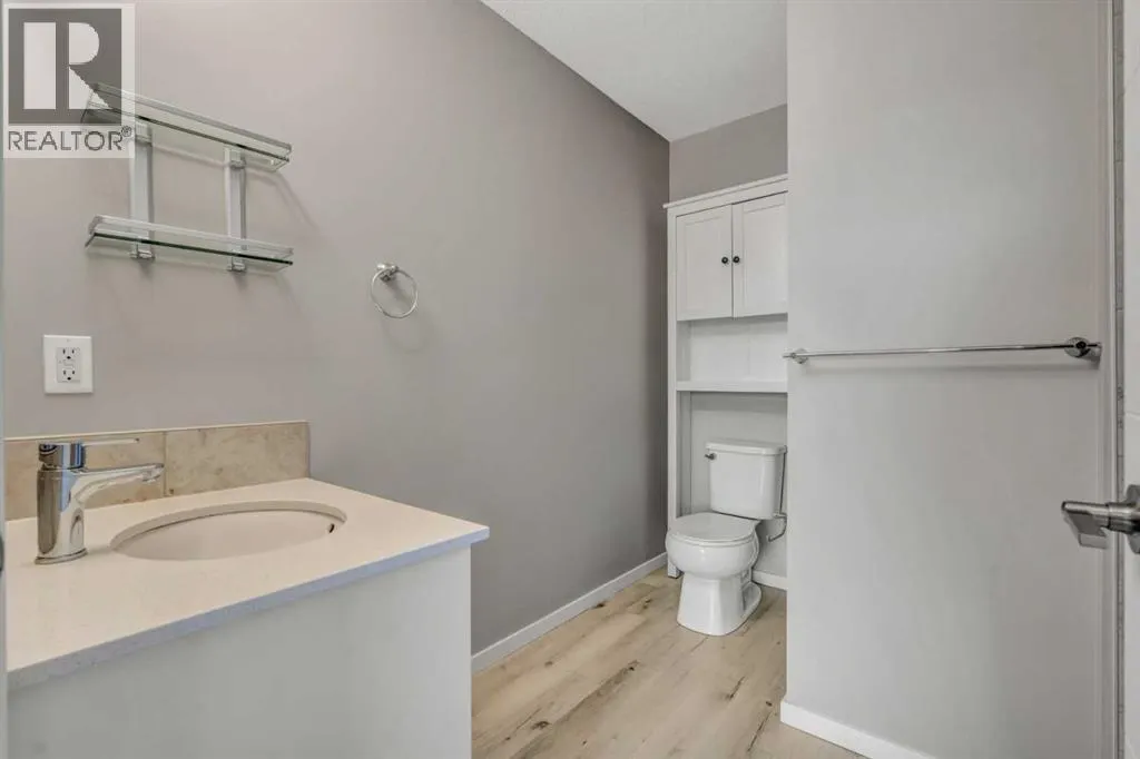 203, 140 Redstone Walk NE