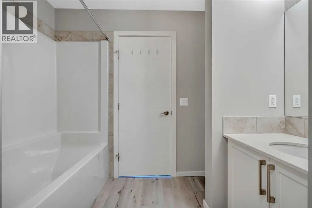 203, 140 Redstone Walk NE