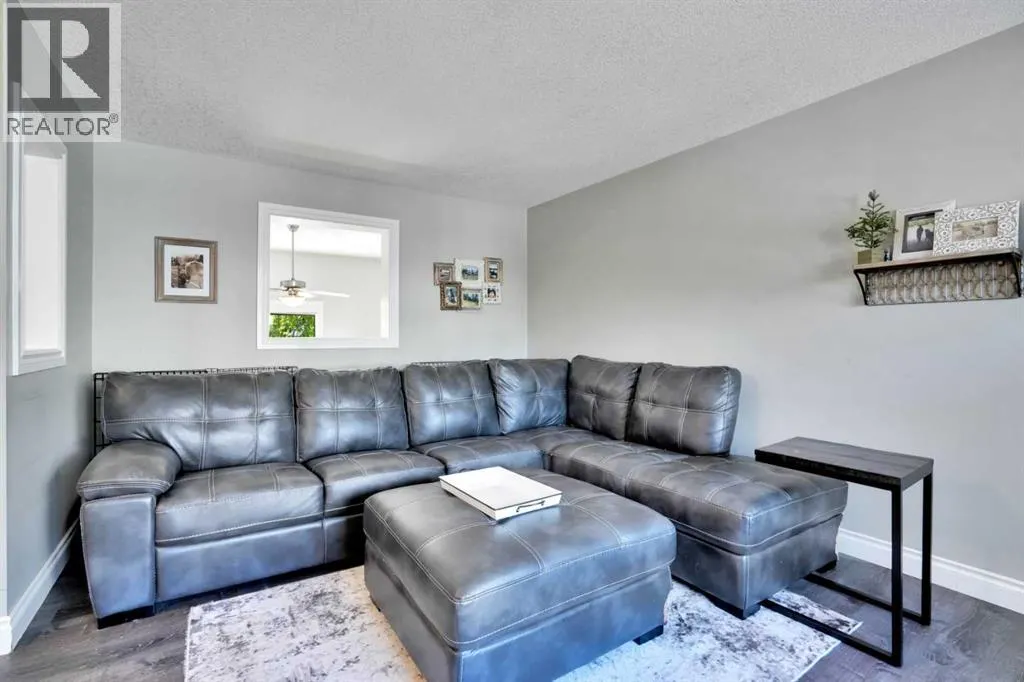 54 Cougar Ridge Mews SW