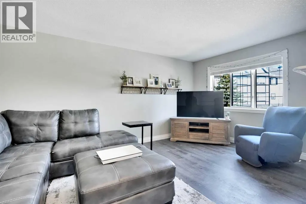 54 Cougar Ridge Mews SW