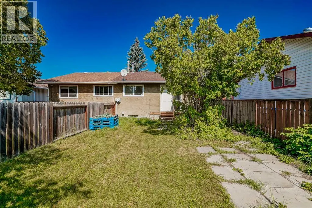 13 Rundlelawn Court NE
