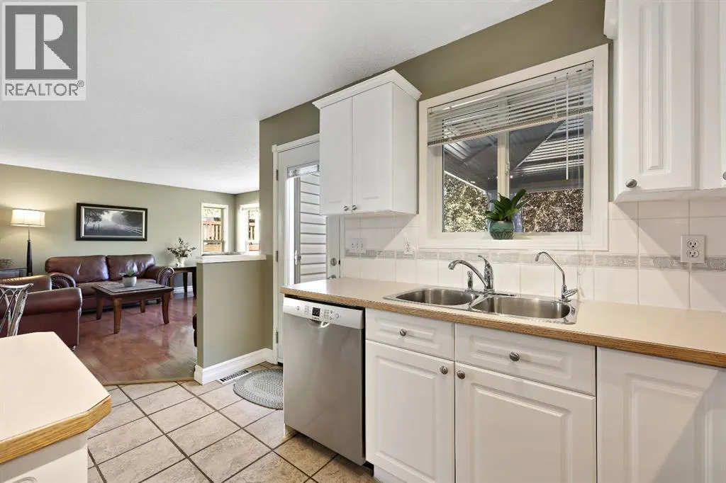 100 Lakeview Cove