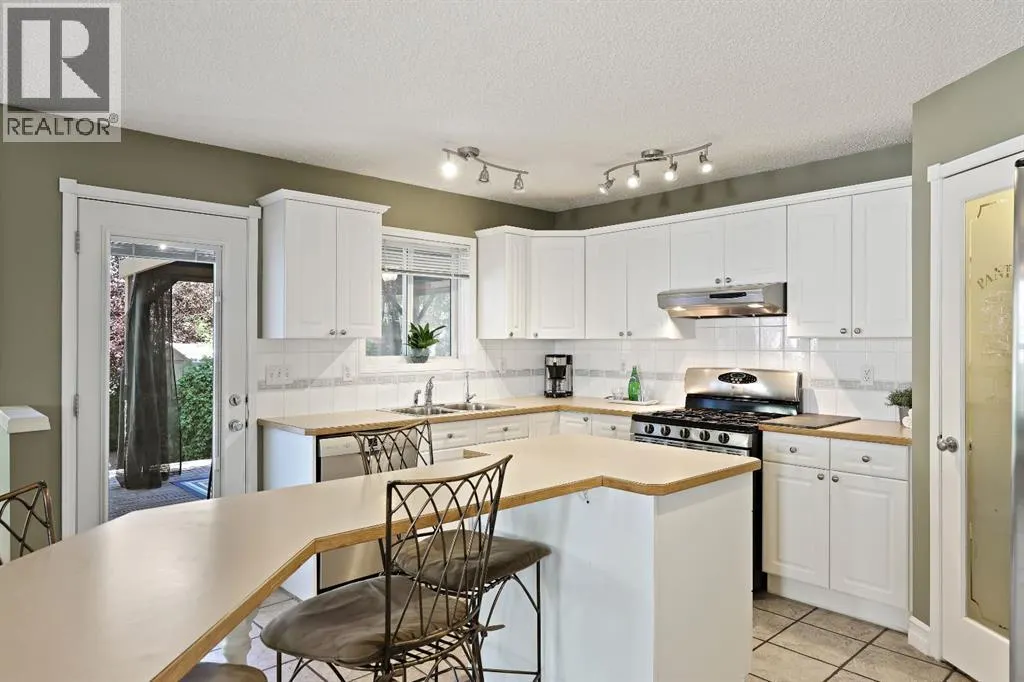 100 Lakeview Cove
