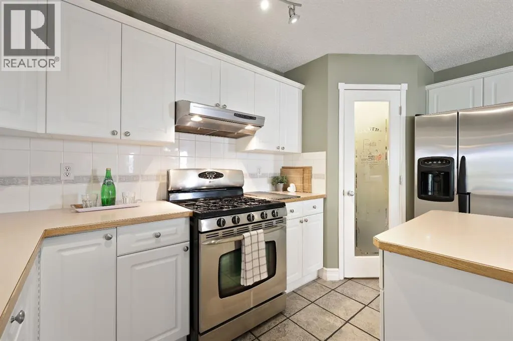100 Lakeview Cove