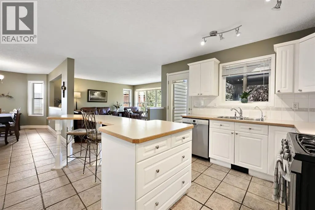 100 Lakeview Cove