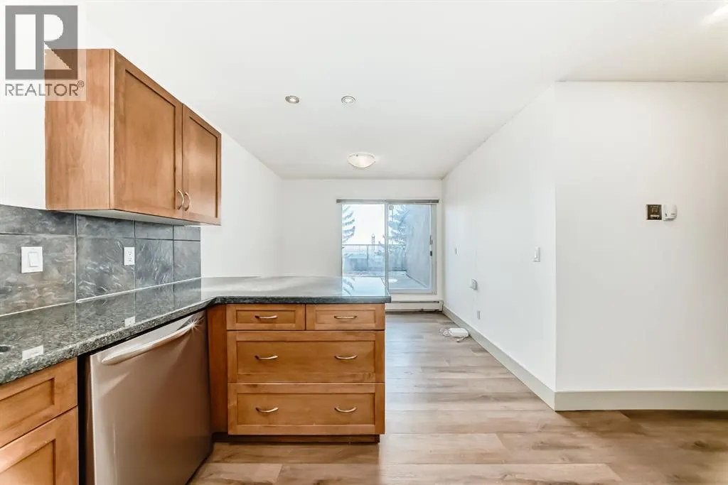 8, 220 Village Terrace SW