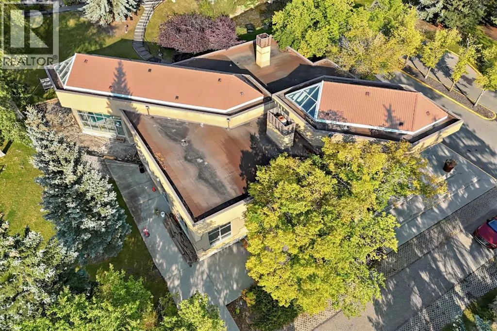 8, 220 Village Terrace SW