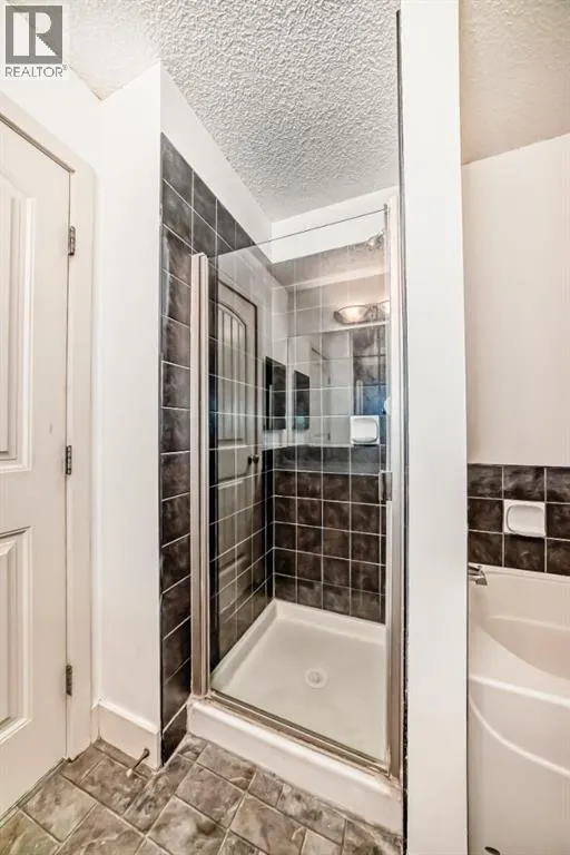 8, 220 Village Terrace SW