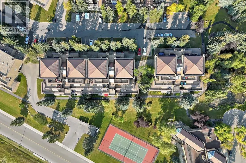 8, 220 Village Terrace SW