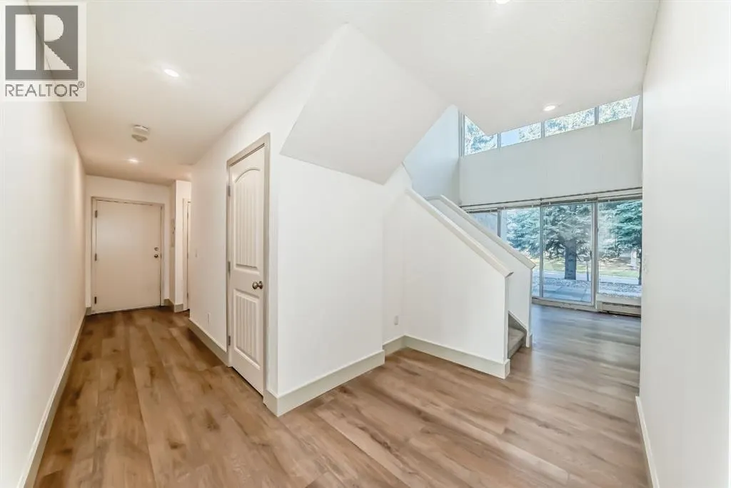 8, 220 Village Terrace SW