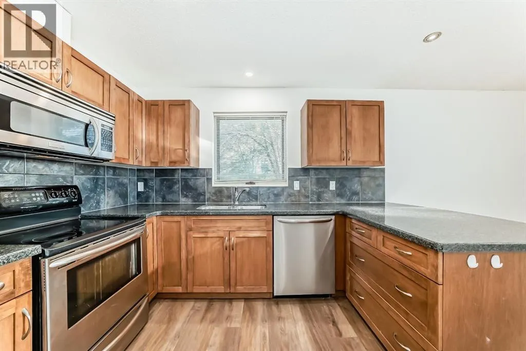 8, 220 Village Terrace SW