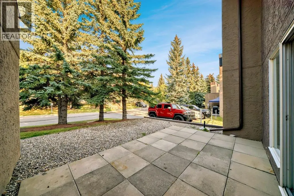 8, 220 Village Terrace SW