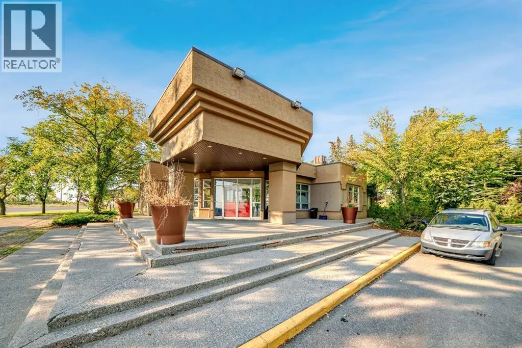 8, 220 Village Terrace SW