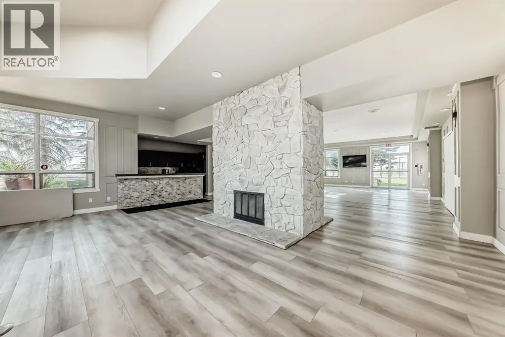 8, 220 Village Terrace SW