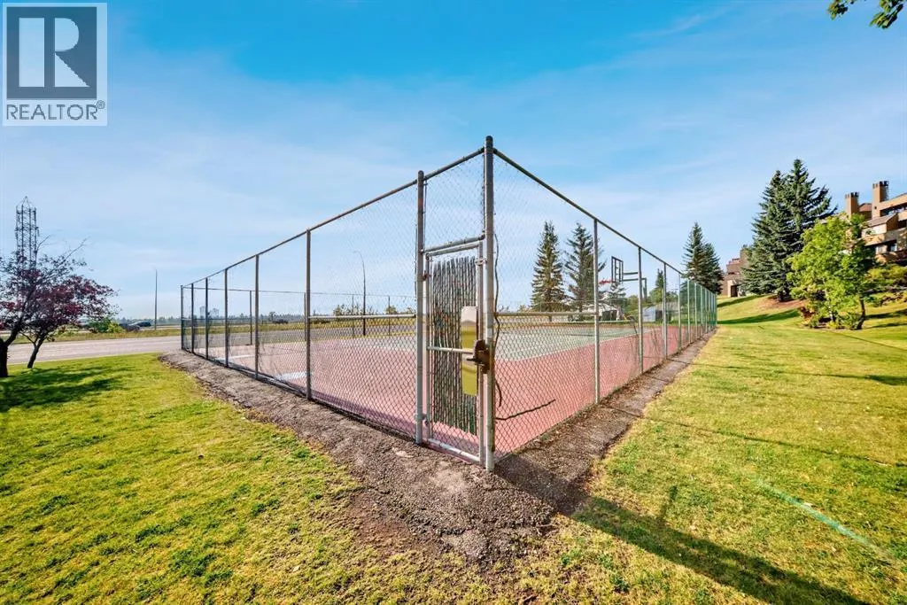 8, 220 Village Terrace SW