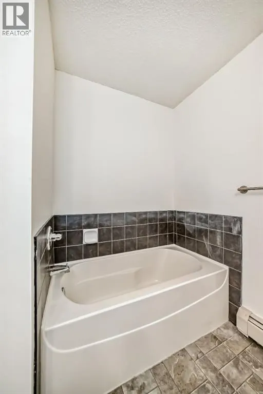 8, 220 Village Terrace SW